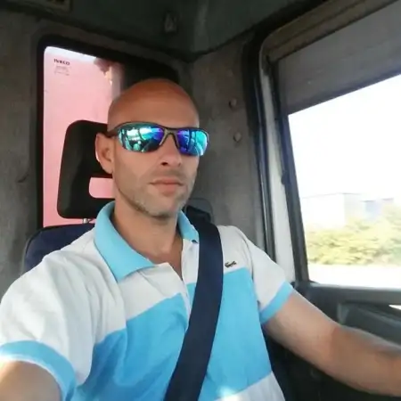 צח, 46Holon, Israel
