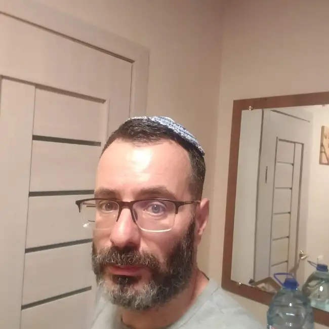 Viktor, 44