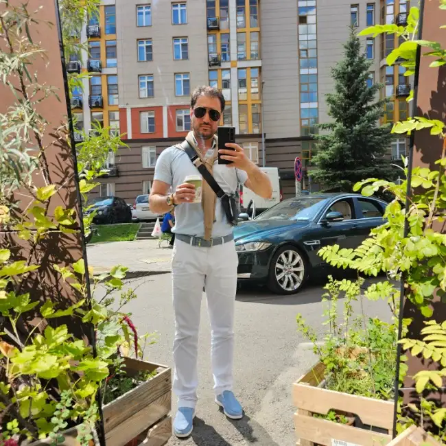 Roman, 33